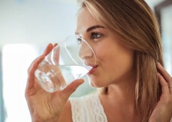 5 trucuri pentru a bea mai multa apa