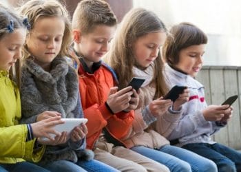 Cand pot primi copiii un telefon mobil