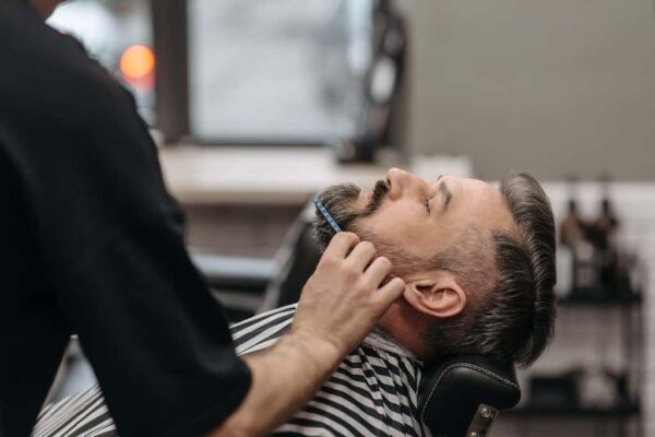 Cel mai bun mod de a obține tunsoarea perfectă la o frizerie