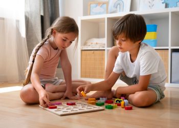 Rolul jocului în dezvoltarea cognitivă a copiilor: Importanța și beneficiile jocului pentru creșterea și învățarea copiilor