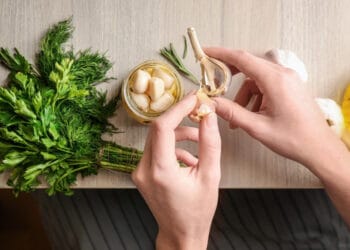 Cum să scapi de mirosul de usturoi de pe mâini