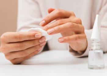 Cum să îndepărtezi oja rapid cu acetonă