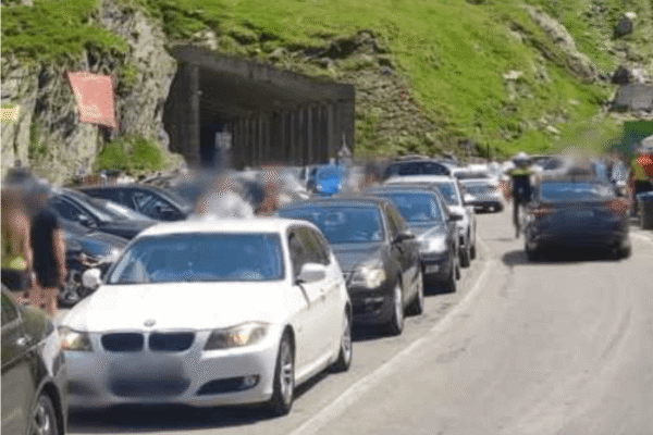 Transfăgărășanul, blocat de turiști parcați ilegal. Amenzile există, dar nu le aplică nimeni