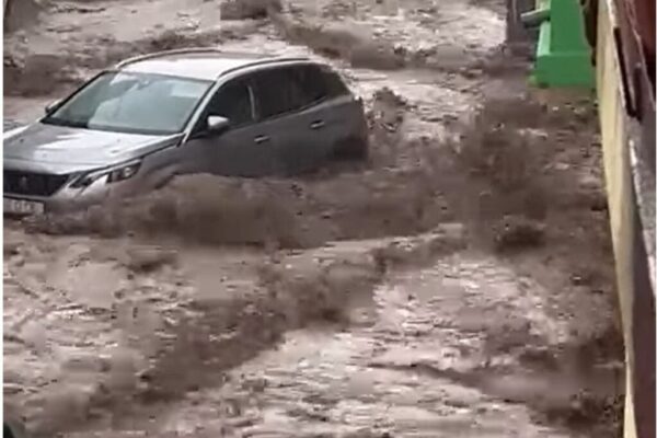 Prefectura Suceava solicită ajutor pentru oamenii afectaţi de inundaţii