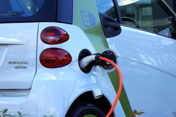 Stellantis testează în trafic tehnologia auto IBIS, care integrează invertorul și încărcătorul direct în bateria mașinii electrice (EV)