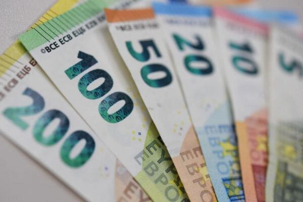 Euro sare de 5,1 lei. Record istoric pe fondul crizei politice
