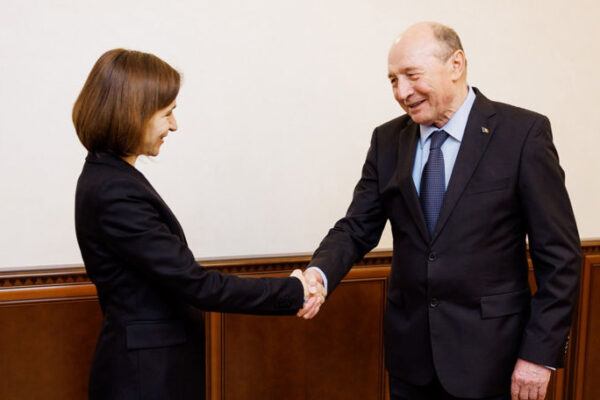 Maia Sandu i-a acordat din nou cetățenia moldovenească lui Traian Băsescu. „Sunteți nu doar fratele nostru”