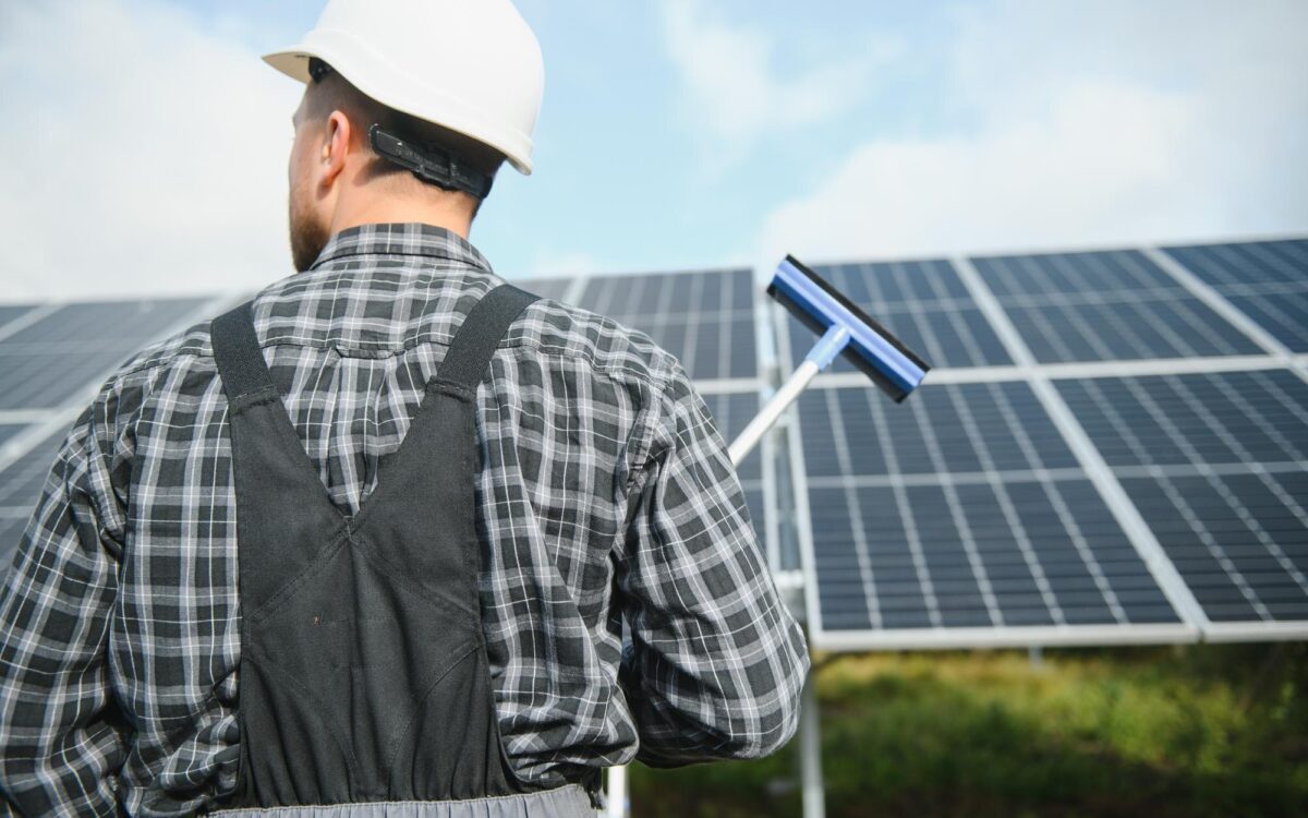 Cum întreții panourile fotovoltaice și cât de des trebuie curățate