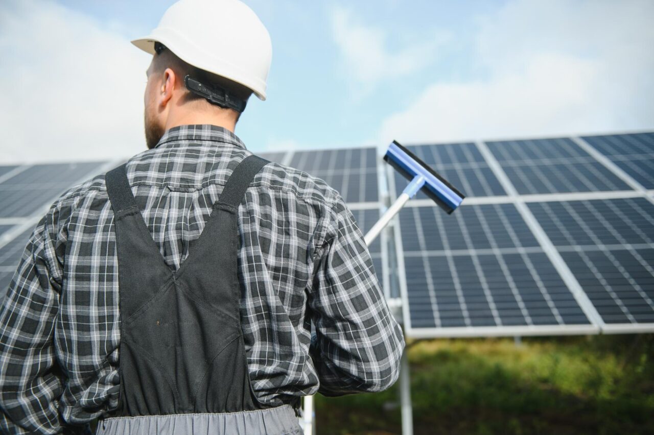 Cum întreții panourile fotovoltaice și cât de des trebuie curățate
