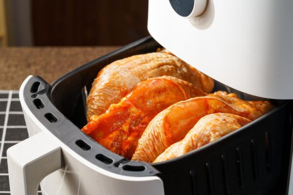 Air fryer sau cuptor cu convecție: ce diferențe contează la porțiile mici