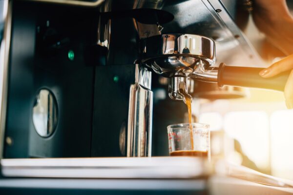 Două cafele preparate simultan: ce verifici la espressor dacă îl folosiți în cuplu