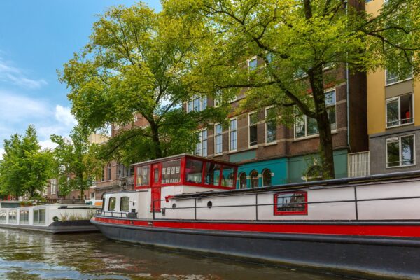 Amsterdam într-un ritm relaxat: canale, muzee și plimbări prin cartiere