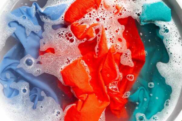Rufele ies cu urme de detergent: ce poți schimba la dozare și încărcare
