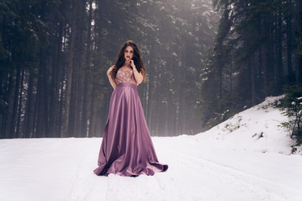 Rochii cu mâneci: cum alegi un model elegant pentru sezonul rece