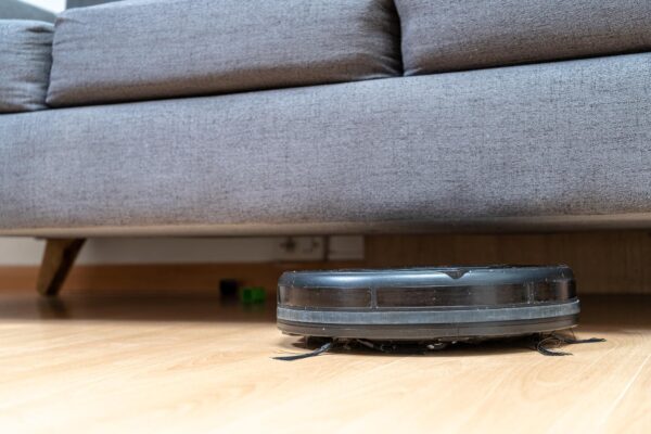 Aspiratorul robot se blochează sub mobilier: cum pregătești camerele pentru curățare