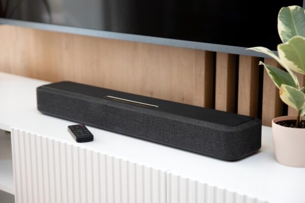 Soundbar cu subwoofer separat sau integrat: ce alegi pentru un living mic