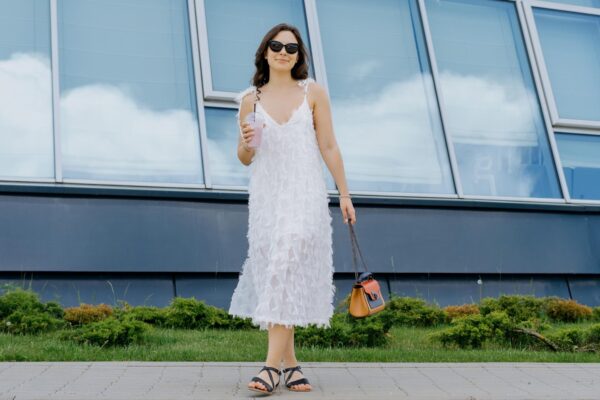 Rochia albă de vară: cum alegi materialul ca să nu fie prea transparent